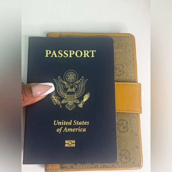 Gucci Vintage Wallet/ Passport Holder - Picture 16 of 16